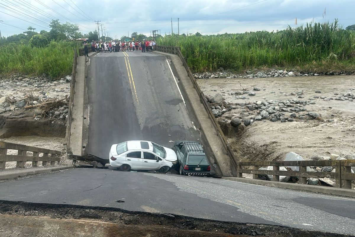 Las fuertes lluvias en el país provocaron daños en las vías y puentes como en el cantón La Troncal, en Cañar