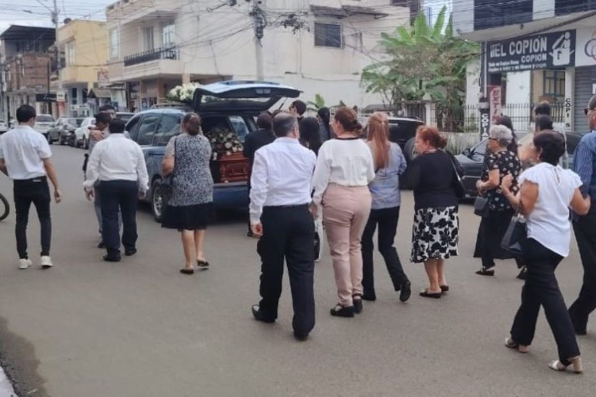 Claudia Martínez, quien fue asesinada en Portoviejo, fue enterrada en su natal Chone, en Manabí. Foto: El Diario (Manabí)