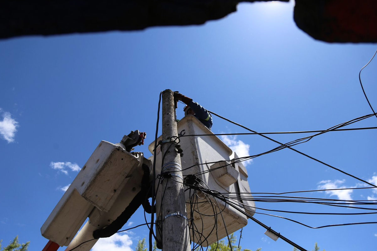 Los operadores de la Empresa Eléctrica desconectan el servicio de luz para hacer los mantenimientos. Foto: Julio Estrella / EL COMERCIO.