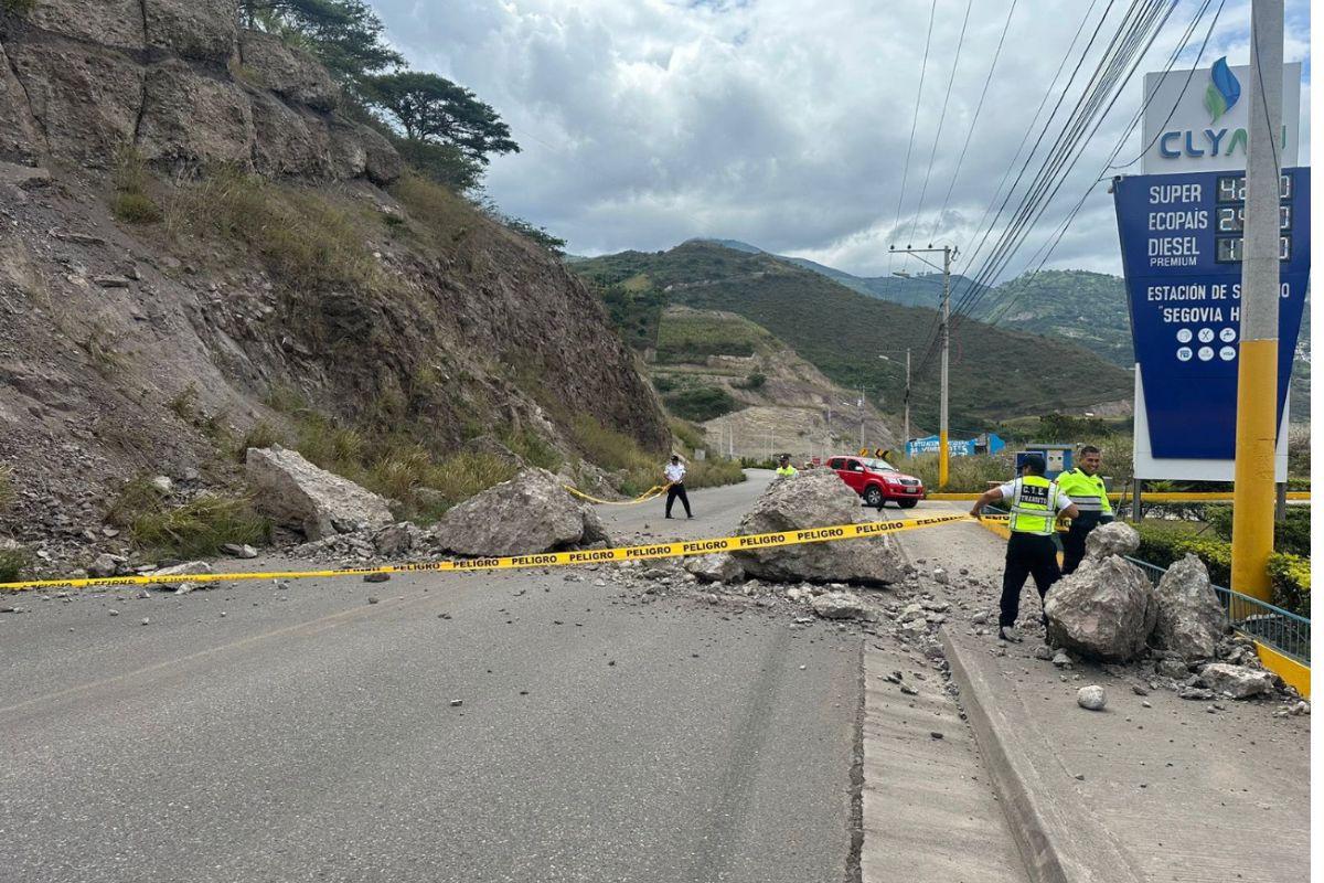 En el kilómetro 72 de la Cuenca-Girón-Pasaje se registró la caída de rocas desde el talud. Cortesía
