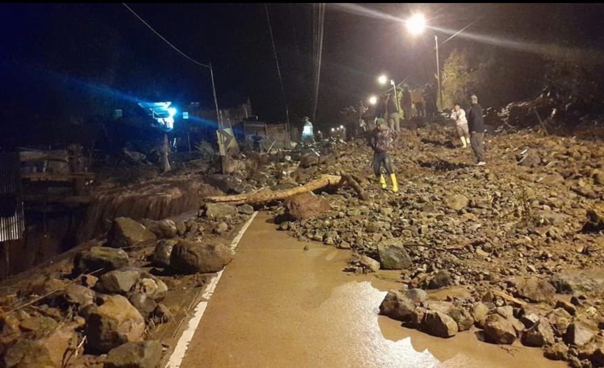 La vía Cuenca-Molleturo está cerrada al tránsito por los derrumbes ocasionados por la creciente de quebradas y el río Tomebamba. Cortesía
