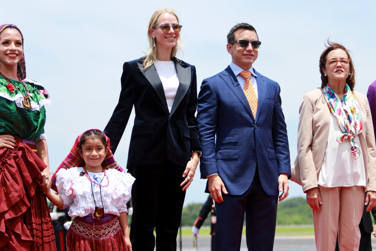 El presidente Daniel Noboa y la primera dama, Lavinia Valbonesi, fueron recibidos en San Salvador, la capital del país centroamericano