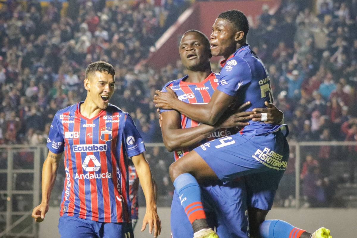 Jugadores del Deportivo Quito festejan uno de los goles ante Real Puerto en la Segunda Categoría.