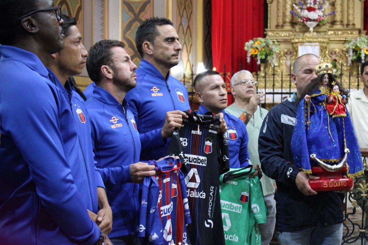 Jugadores del Deportivo Quito en el santuario de El Quinche, previo al debut en el torneo de Segunda Categoría. Foto: @SDQuito_Oficial