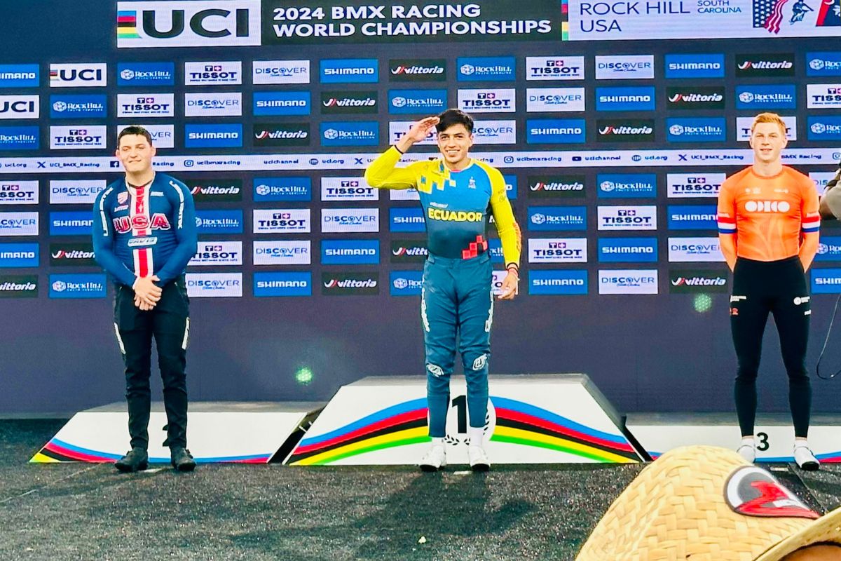 Pedro Benalcázar en la premiación del Campeonato Mundial de Ciclismo BMX, en Rock Hill. Foto: red social X, Santiago Rosero.