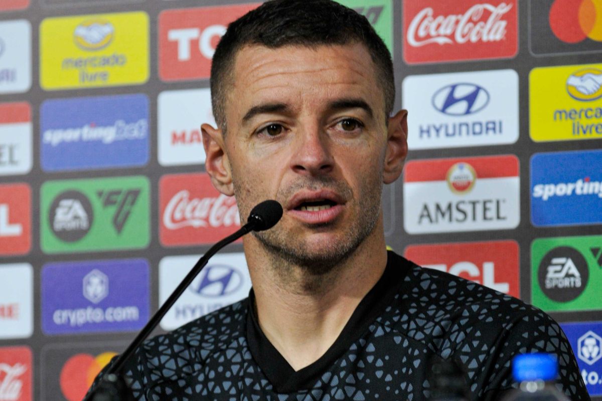 Adrián Gabbarini, asistente técnico de Liga de Quito, en rueda de prensa tras caer ante Botafogo.
