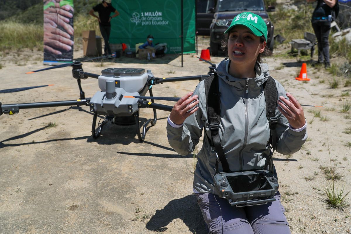La técnica y agroecóloga de la PUCE, Nastia Skorobogatov manejó el dron hasta una zona quebrada de difícil acceso en el Casitagua. Agencia EFE