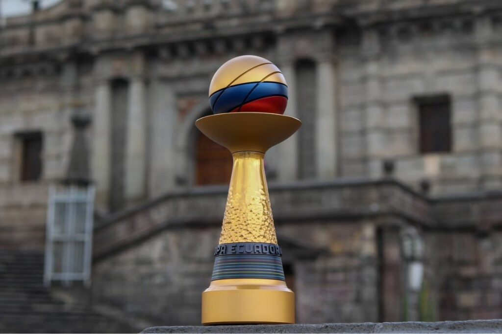Trofeo de la Copa Ecuador que se entregó en la edición 2022, que ganó Independiente del Valle.