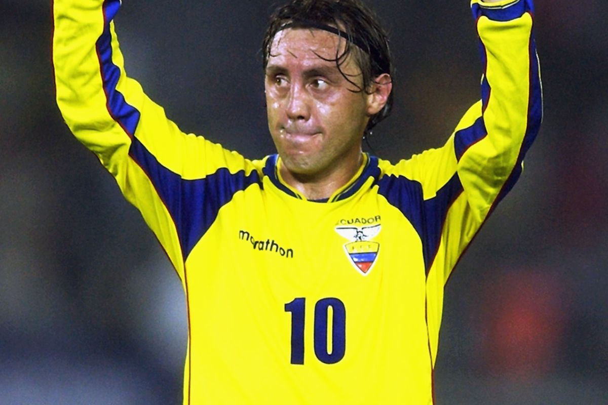 Álex Aguinaga con la camiseta 10 de la Selección de Ecuador.