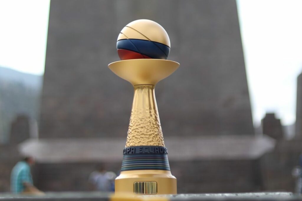 Trofeo de la Copa Ecuador de la edición de 2022.