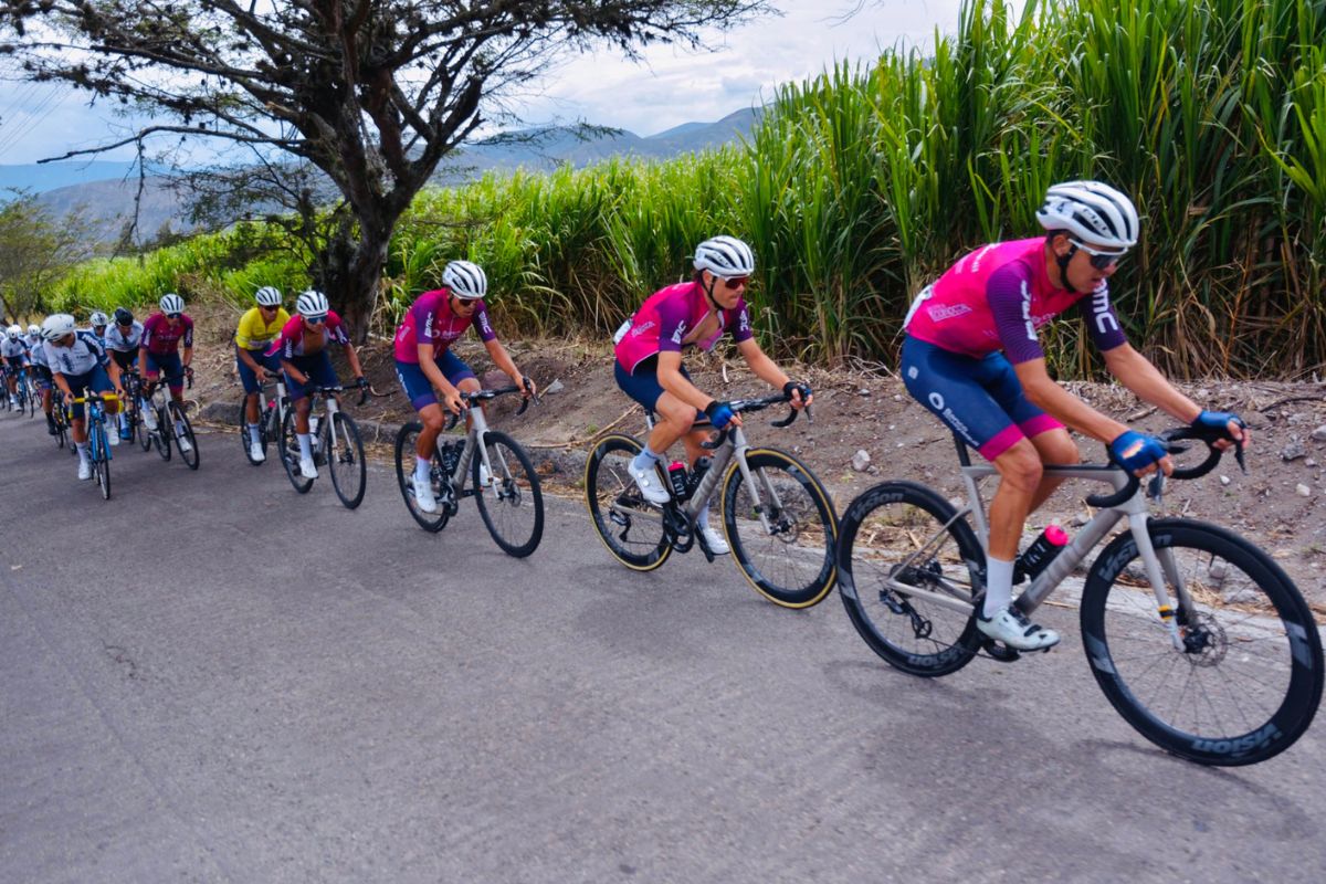 Ciclistas del equipo Banco de Guayaquil - Bianchi en una competencia en Ecuador en 2022.