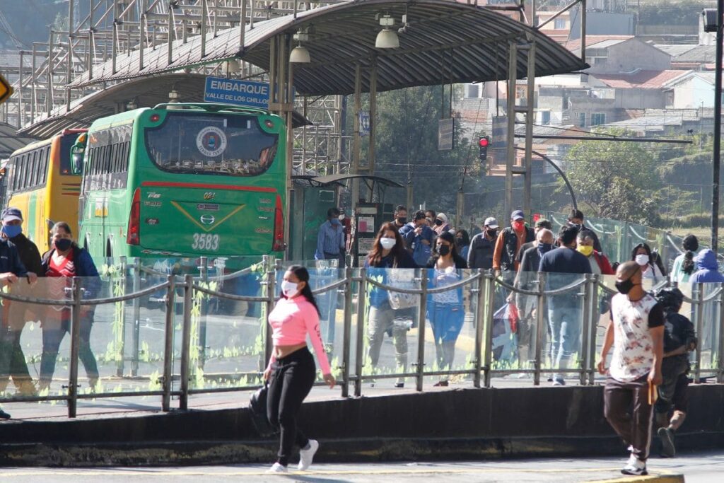 Parada de autobuses que se dirigen al Valle de los Chillos en el Terminal Playón de La Marín.