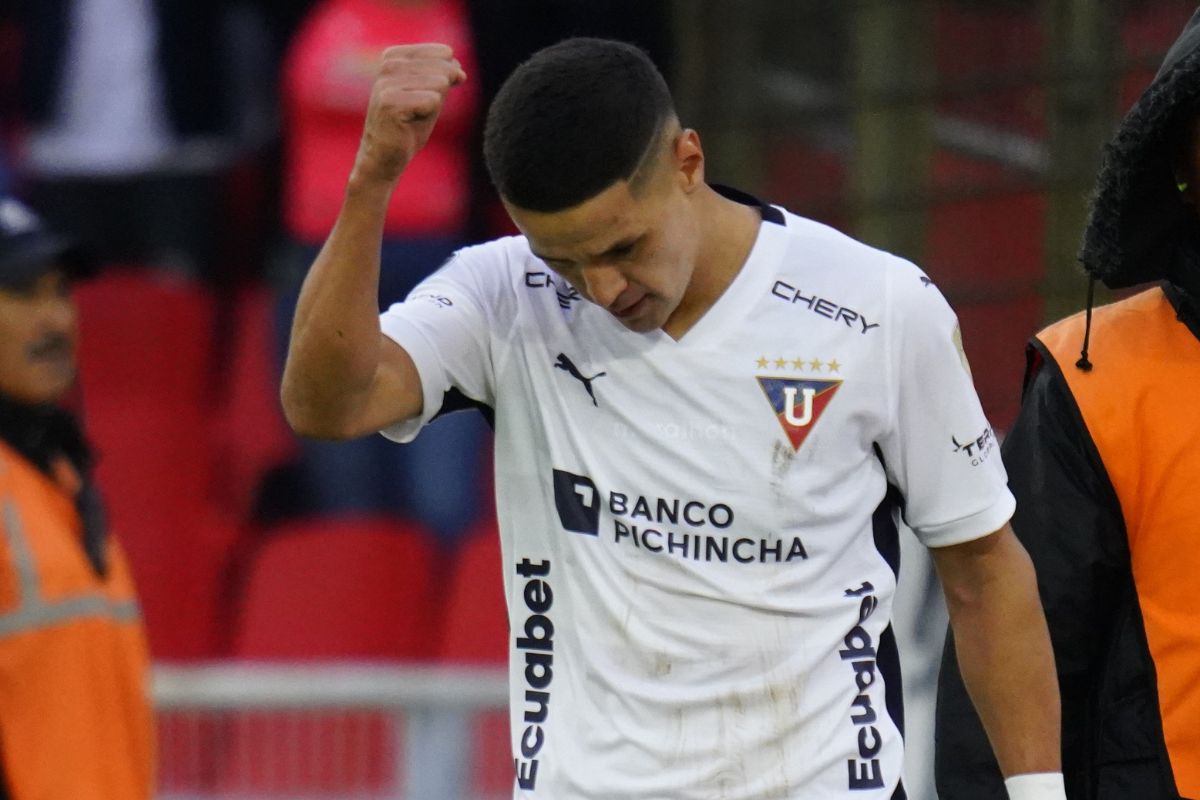 Alex Arce celebrando un gol con Liga de Quito ante Universitario por la Copa Libertadores 2024.