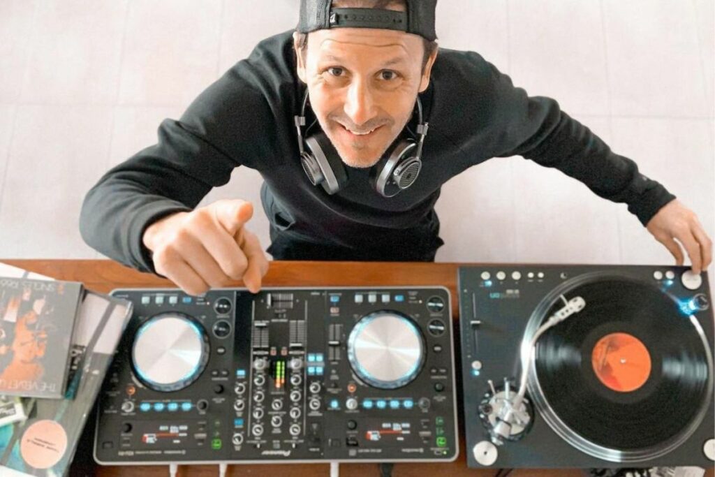 Después de su retiro en el fútbol, el jugador español Gaizka Mendieta se dedicó a ser DJ. Foto: Instagram @gaizkamendieta6.
