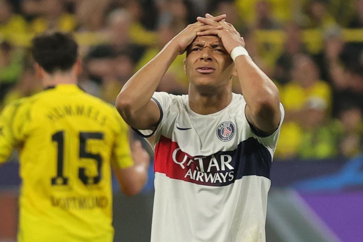 Kylian Mbappé se lamenta durante la derrota del Paris Saint-Germain ante Borussia Dortmund. Foto: Agencia EFE.
