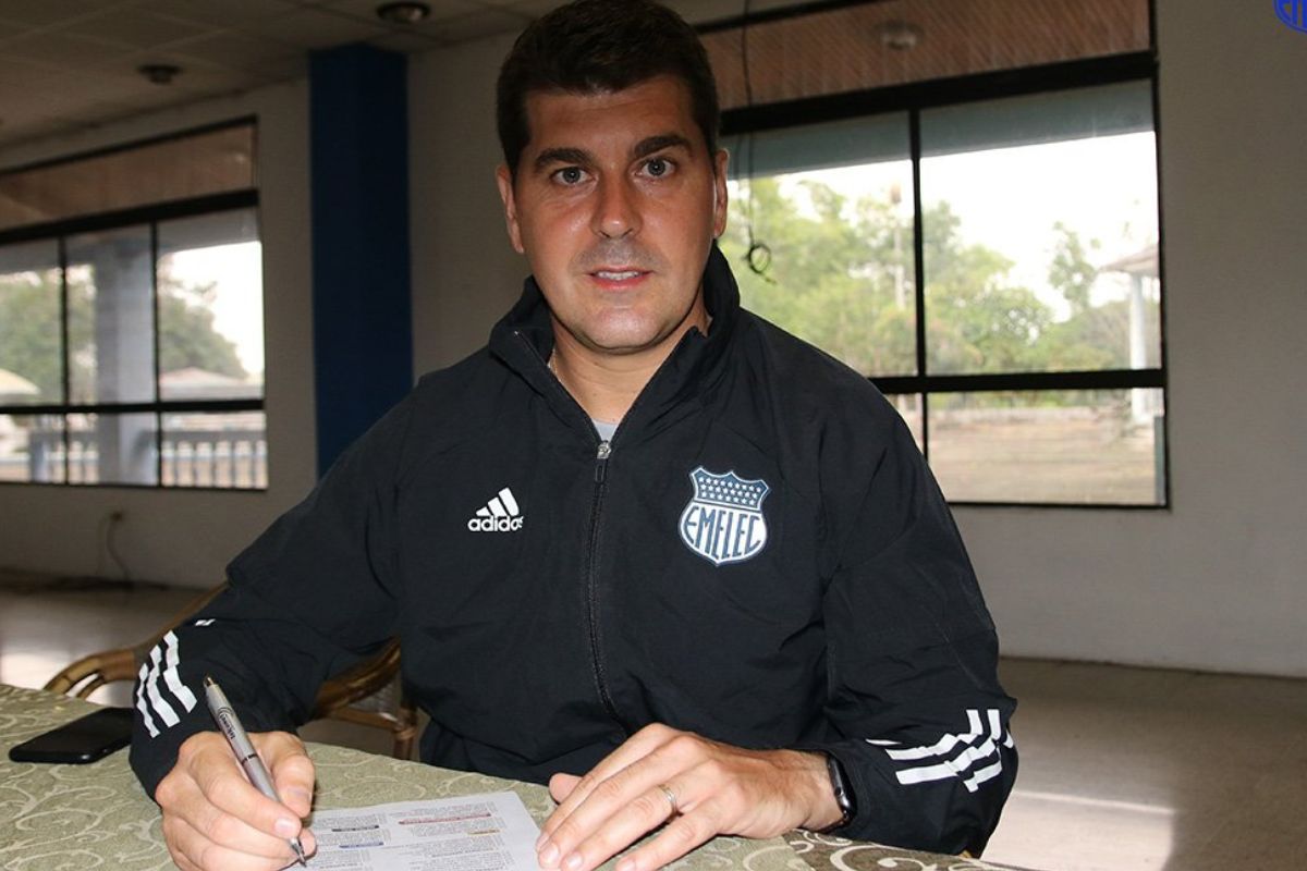 Ismael Rescalvo durante su etapa como entrenador de Emelec entre 2021 y 2022.