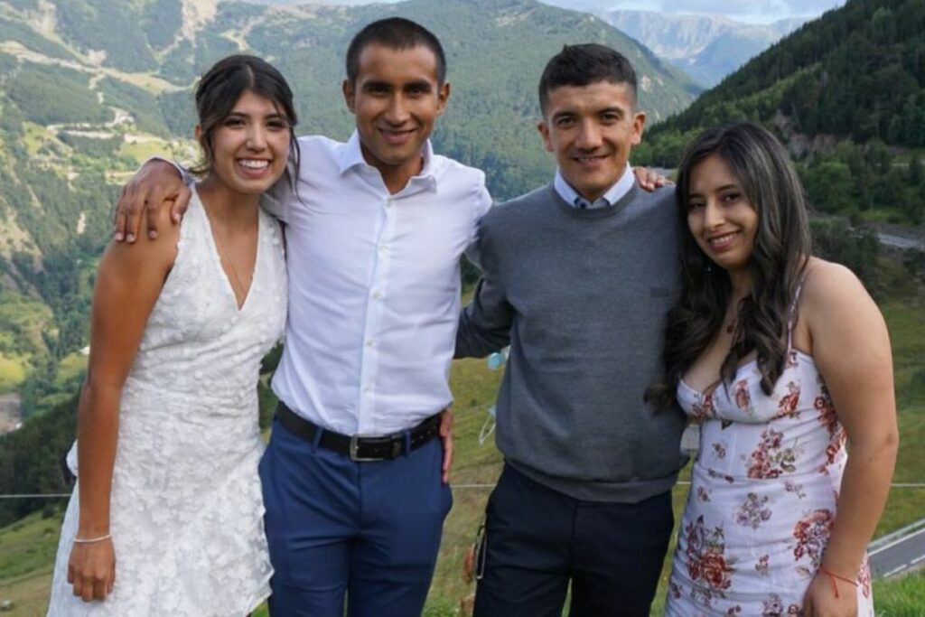 Richard Carapaz junto con su esposa estuvieron presentes en la boda de Jhonatan Narváez. Foto: Instagram @richardcarapaz.