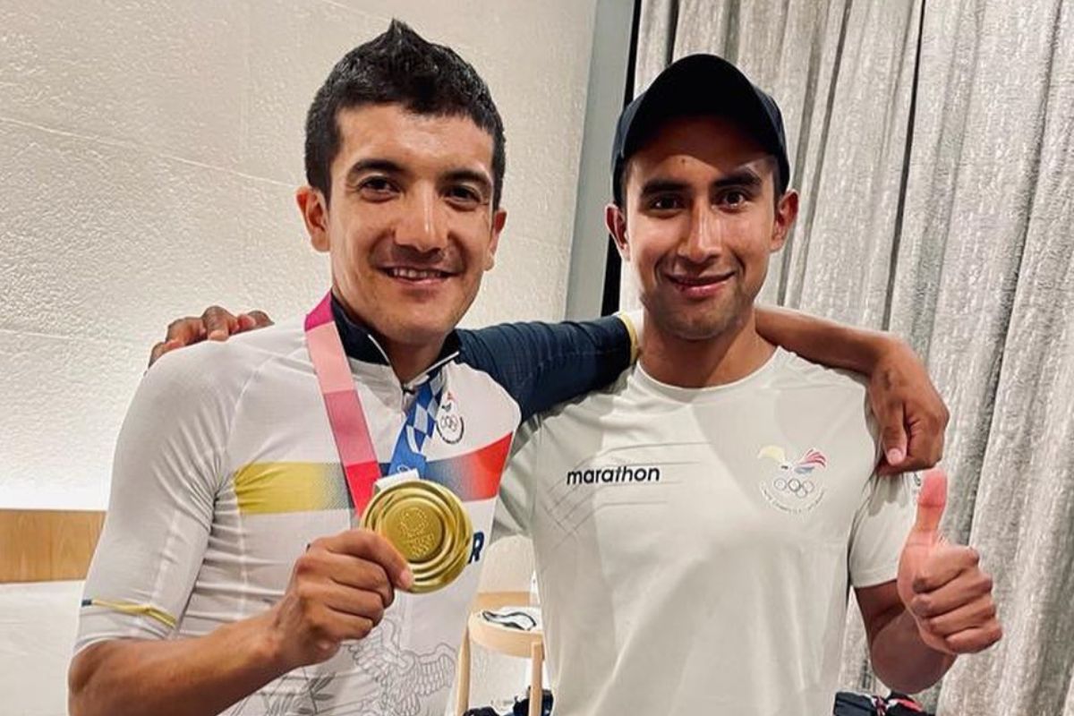 Richard Carapaz y Jhonatan Narváez posando con la medalla de oro de los Juegos Olímpicos de Tokio 2020+1. Foto: Instagram @jhonatan_narvaez97.