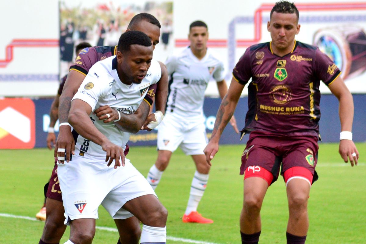 Michael Estrada retiene el esférico en el partido entre Mushuc Runa y Liga de Quito por la Liga Pro.