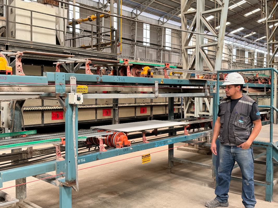 La producción actual de Graiman promedia los 30 000 metros cuadrados al día en diferentes formatos. La fábrica ubicada en Cuenca tiene seis hornos. Giovanni Astudillo/ EL COMERCIO