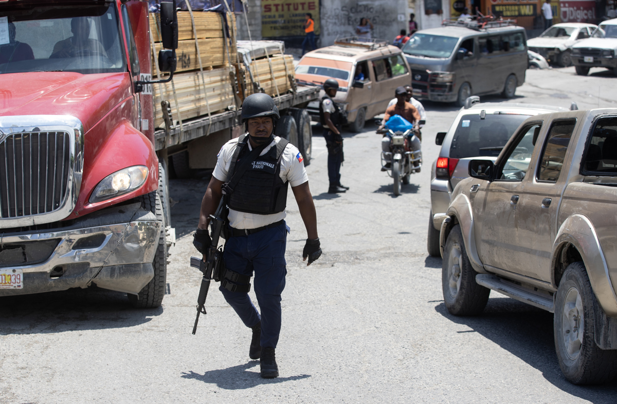 Policías vigilan las calles de la capital, este viernes en Puerto Príncipe (Haití).