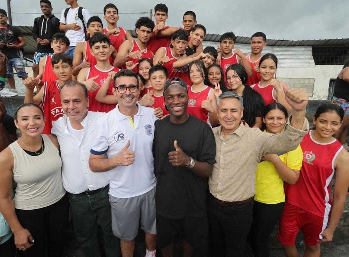 Moisés Caicedo (cuarto de izquierda a derecha) junto a deportistas de Santo Domingo.