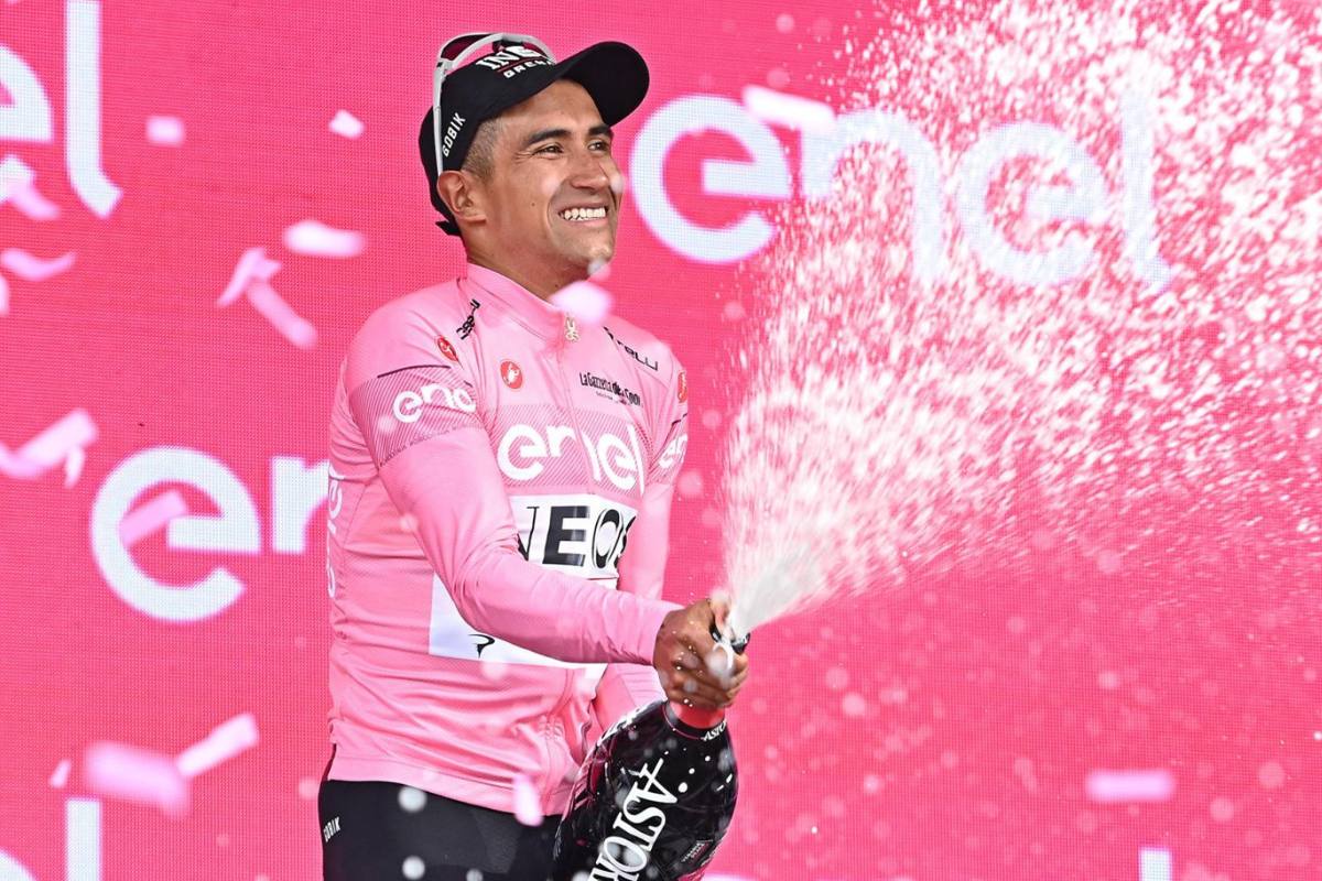 Jhonatan Narváez celebra en el podio de la etapa 1 del Giro de Italia 2024. Foto: EFE