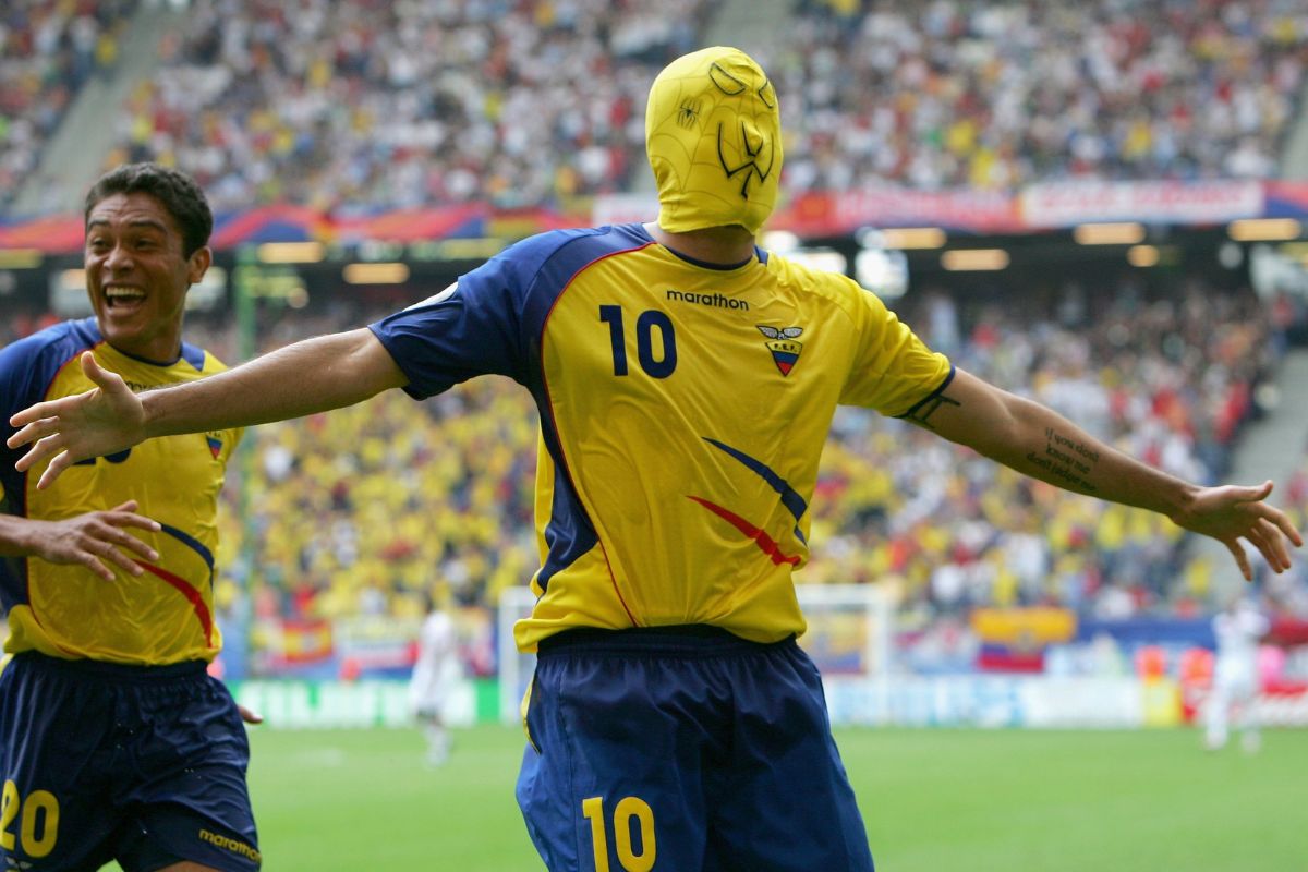 Jaime Iván Kaviedes celebra el gol marcado a Costa Rica en Alemania 2006. La máscara fue un homenaje a Otilino Tenorio. Foto: Twitter @fifaworldcup_es