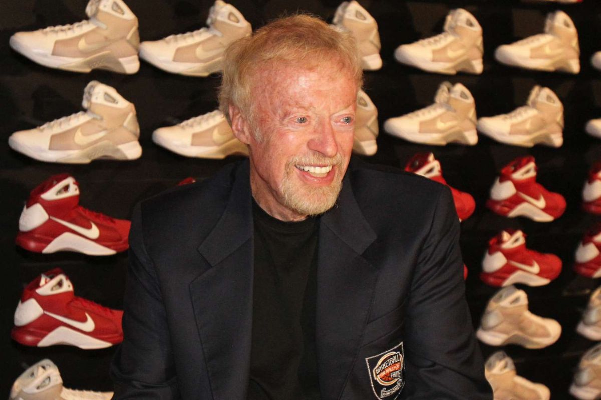Knight fundó Nike tras un revelador viaje a Japón en 1964, lo que sentó las bases de un imperio deportivo. Foto: people.com.