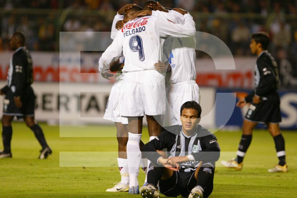 Jugadores de Liga de Quito celebran un gol ante Atlético Nacional por la Copa Libertadores 2006.
