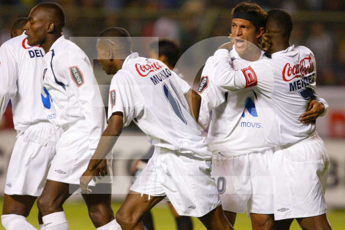 Néicer Reasco (izq.), Elkin Murillo, Enrique Vera y Édison Méndez celebran un gol de Liga de Quito contra Atlético Nacional en la Copa Libertadores 2006.