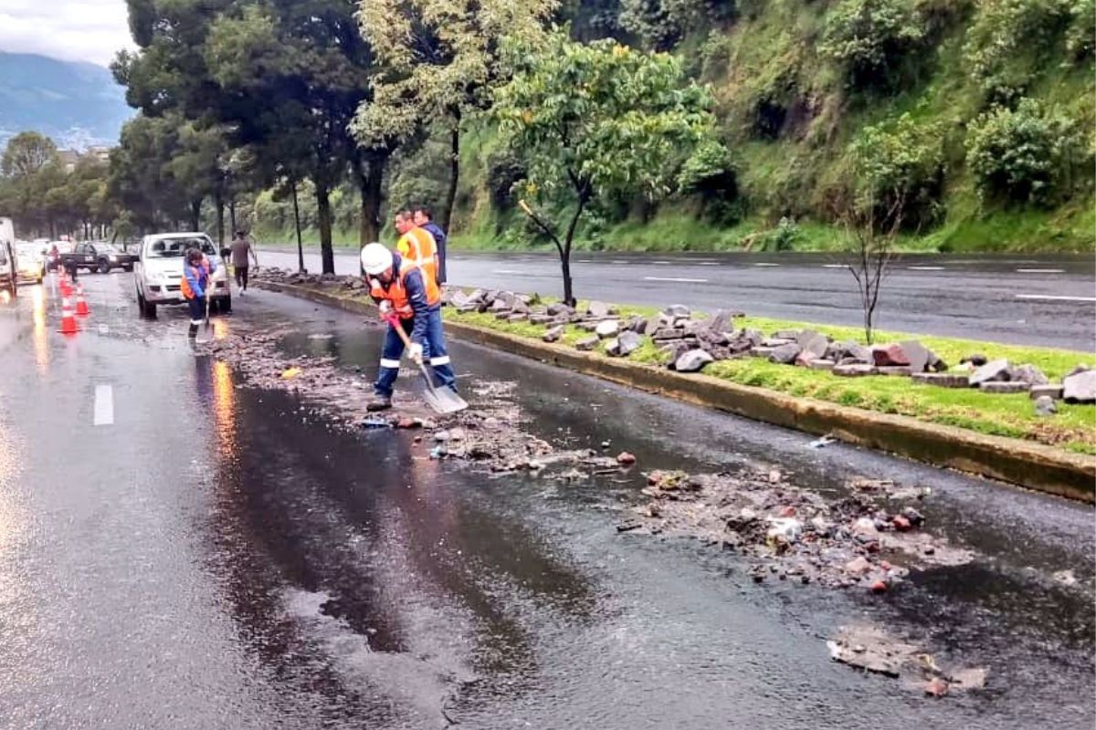 Las lluvias del domingo 26 de mayo de 2024 provocaron el movimiento de piedras en el sector de Pueblo Unido, sobre la avenida Simón Bolívar, en Quito