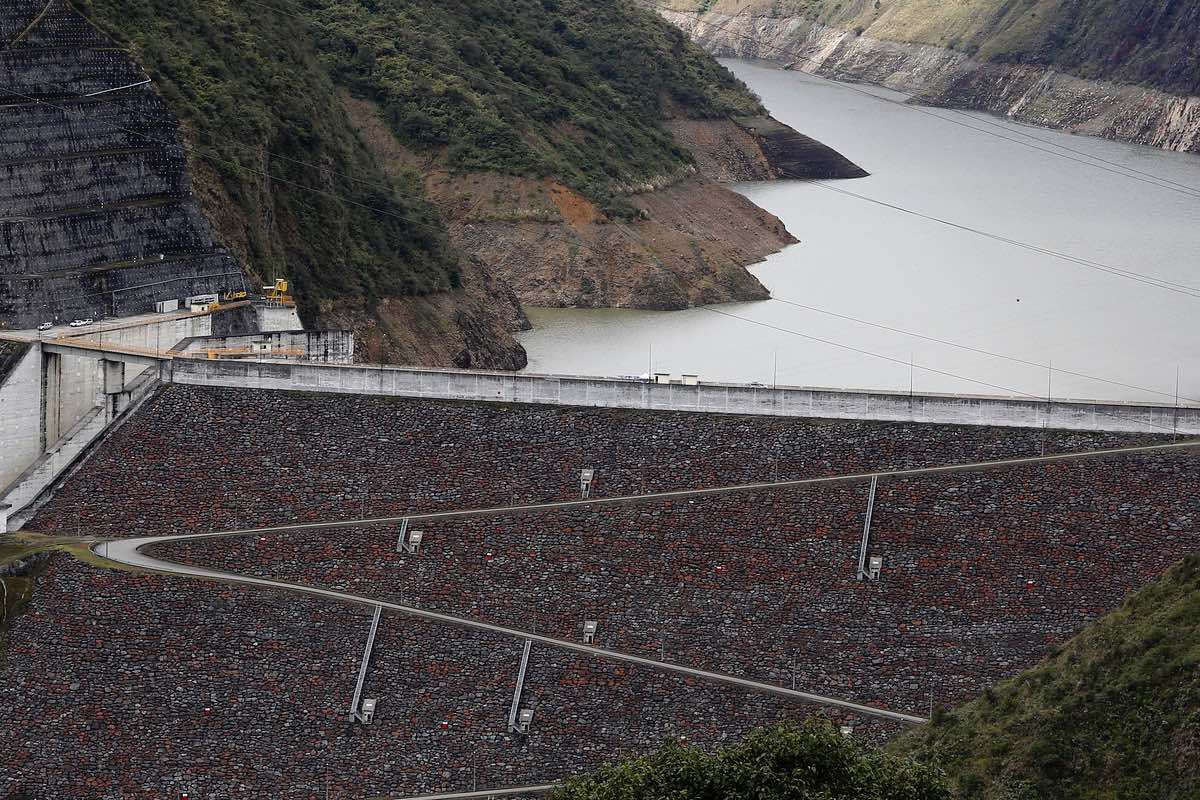La capacidad total del embalse de Mazar es de 410 millones de metros cúbicos. Está ubicado en los límites de Azuay y Cañar. Cortesía: Presidente de Ecuador