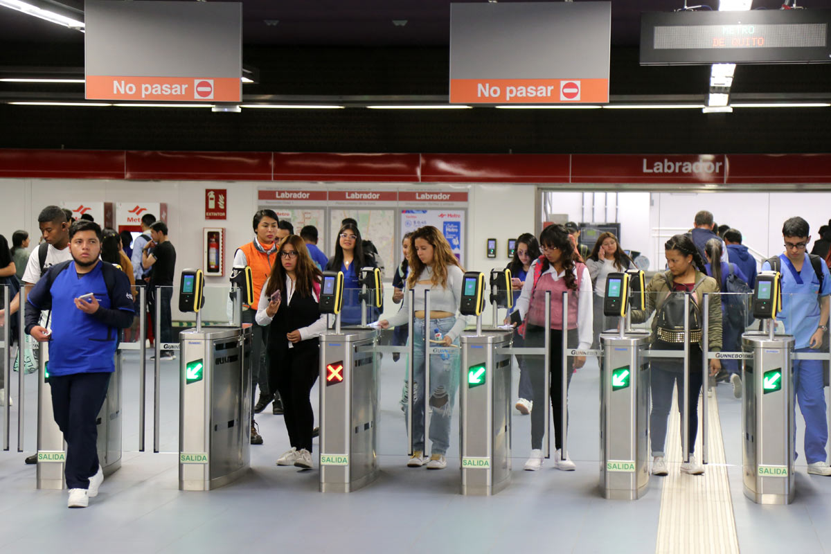 El Metro de Quito se demora 34 minutos en hacer todo su recorrido. Foto: Julio Estrella / EL COMERCIO.