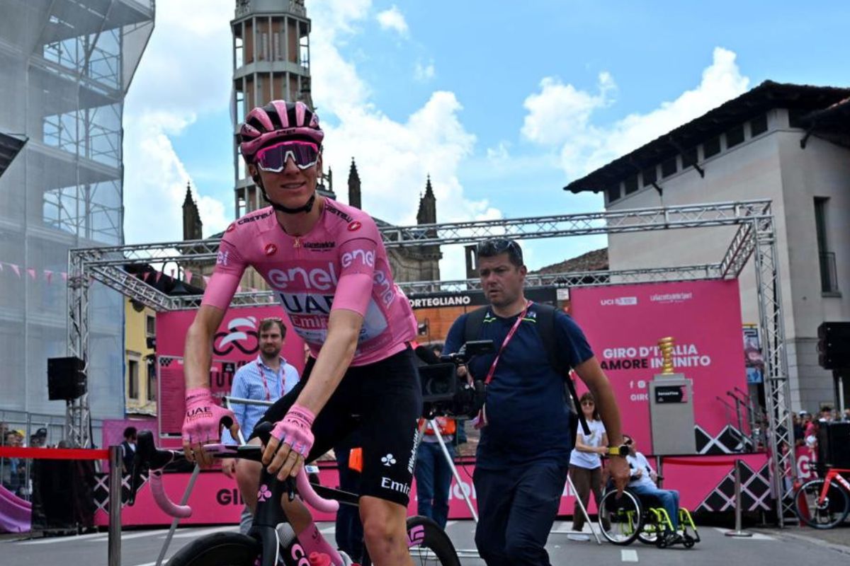 Tadej Pogacar porta la maglia rosa de líder del Giro de Italia 2024.