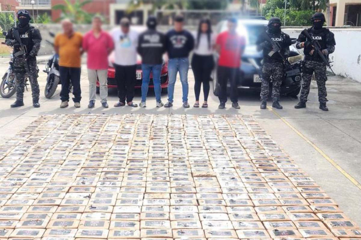 Los agentes de la Unidad de Investigación Antidrogas (UIAN), con el apoyo de las unidades tácticas, allanaron una propiedad donde encontraron paquetes de cocaína, en Ecuador.. Foto: Policía Nacional
