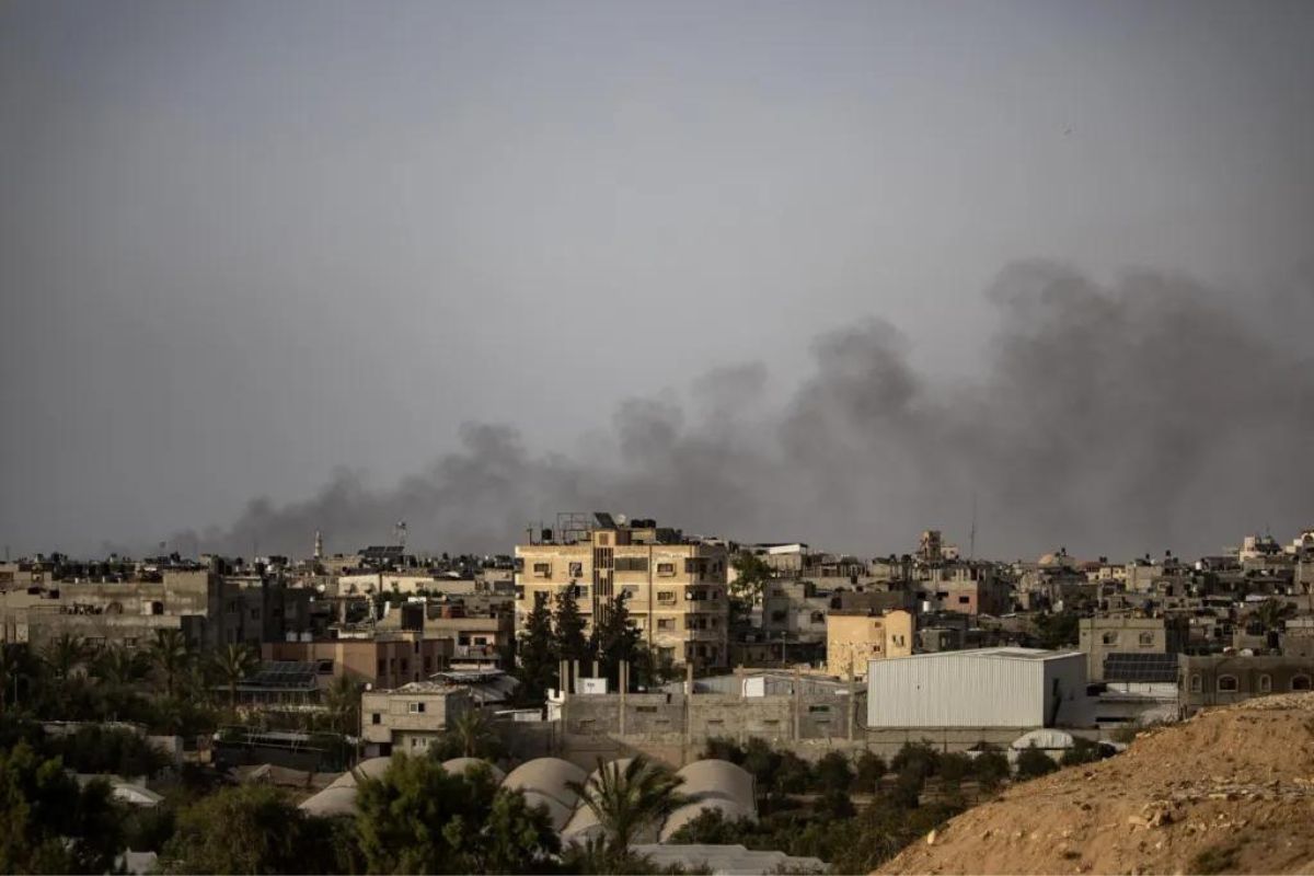 Vista de una columna de humo tras un bombardeo de Israel en Rafah, en una fotografía de archivo.