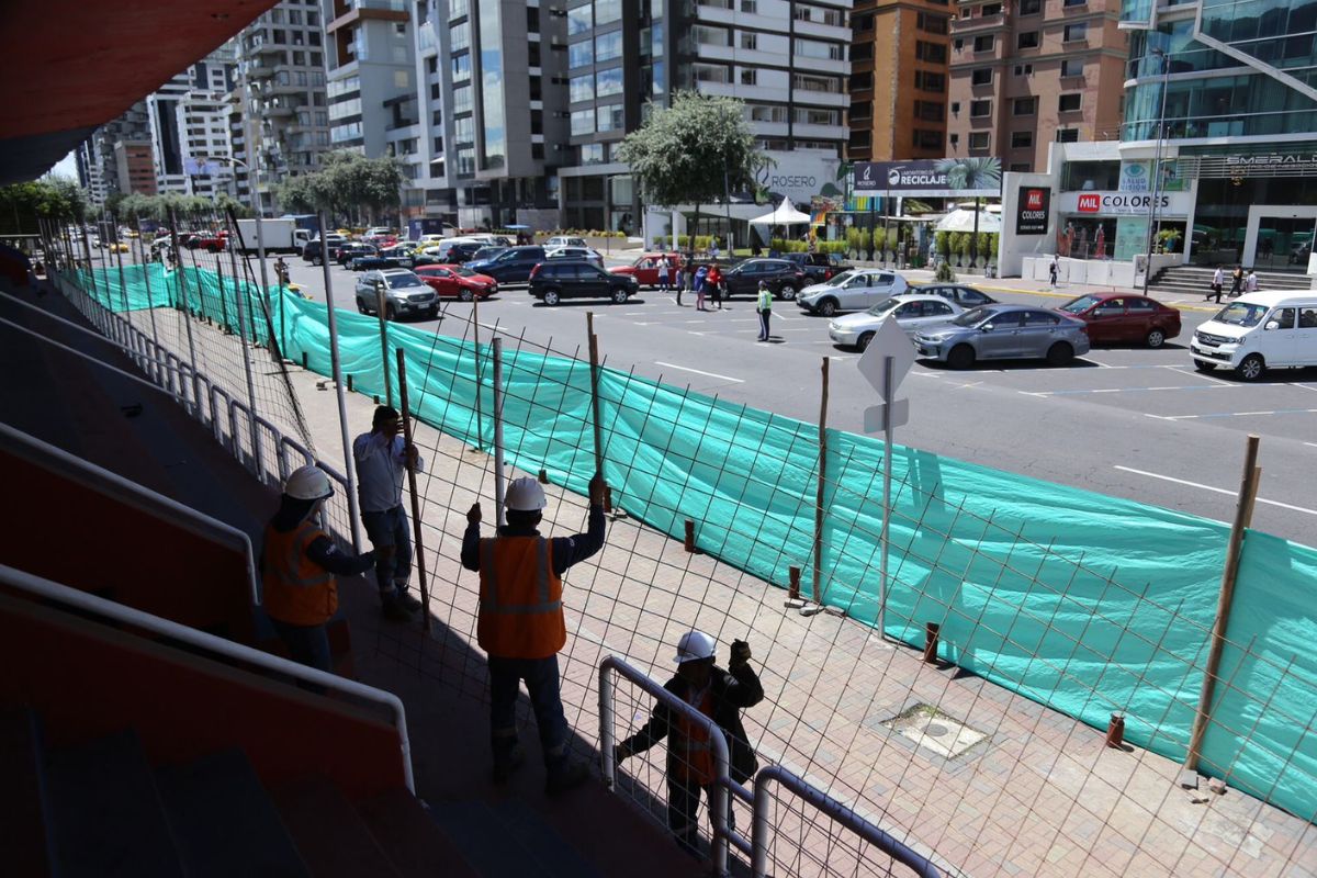 Los trabajos de derrocamiento de la tribuna de la avenida De los Shyris se demorarán 90 días. Foto: Julio Estrella / EL COMERCIO.