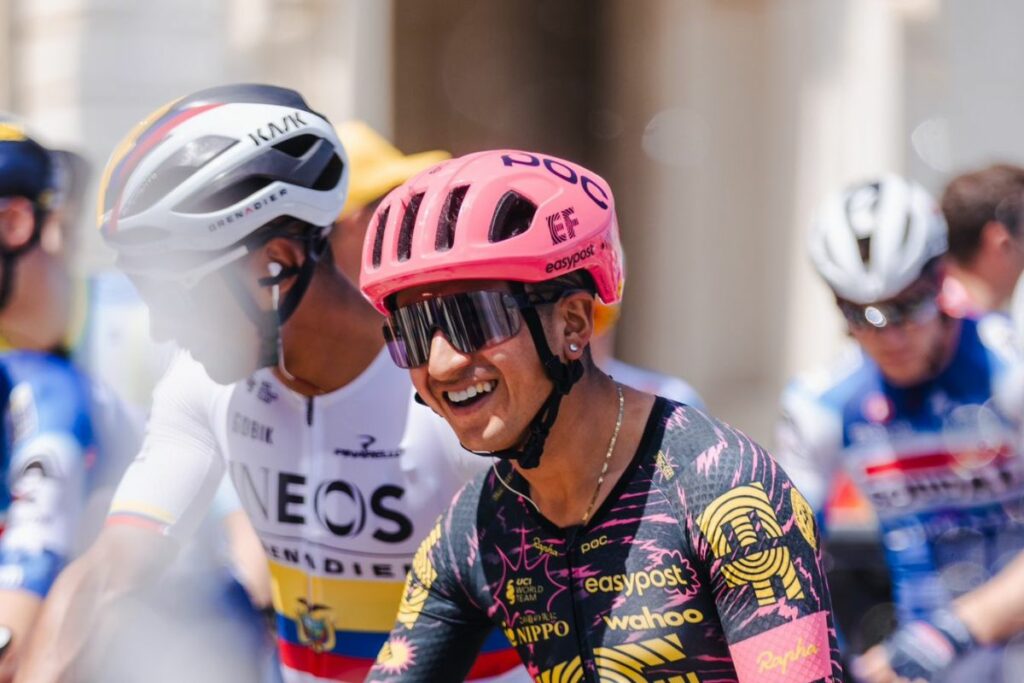 Los ecuatorianos en el Giro de Italia 2024. Están Alexander Cepeda y al fondo Jhonatan Narváez. Foto: @EFprocycling