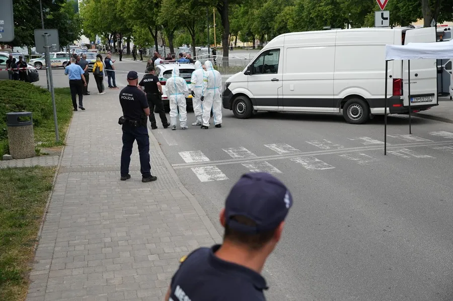 Agentes de la policía científica en el lugar en el que fue tiroteado el primer ministro eslovaco, Robert Fico,en Handlova, Eslovaquia.