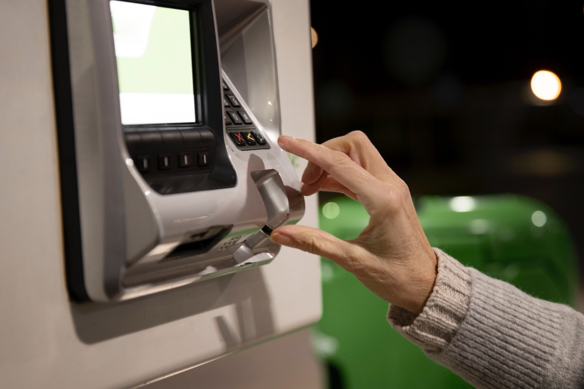 Los cajeros automáticos de los bancos privados estarán disponibles para atender a los clientes en los tres días del feriado del Día del Trabajo 2024. Cortesía: Freepik