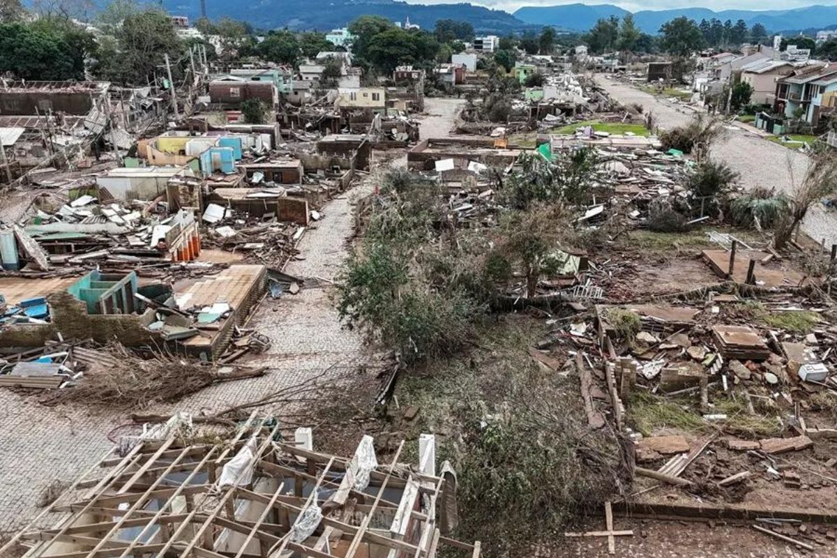 Fotografía aérea que muestra casas destruidas tras la inundación causada por el desbordamiento del río Forqueta, un afluente del río Taquari en Lajeado, Brasil.