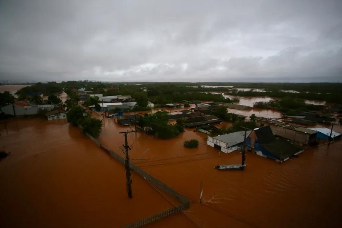 Fotografía aérea de una vasta zona inundada por las lluvias, en Porto Alegre (Brasil).