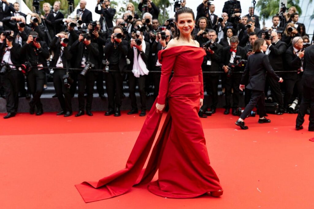 La actriz  Juliette Binoche desfila por la alfombra roja del Festival de Cannes 2024. Foto: EFE