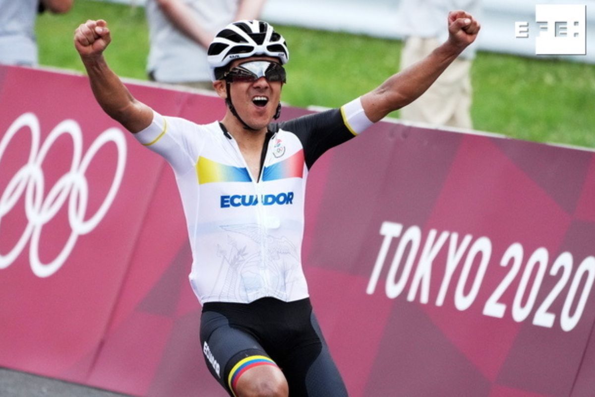 Richard Carapaz ganó el oro en el ciclismo en ruta de los Juegos Olímpicos Tokio 2020+1. Foto: @EFEdeportes