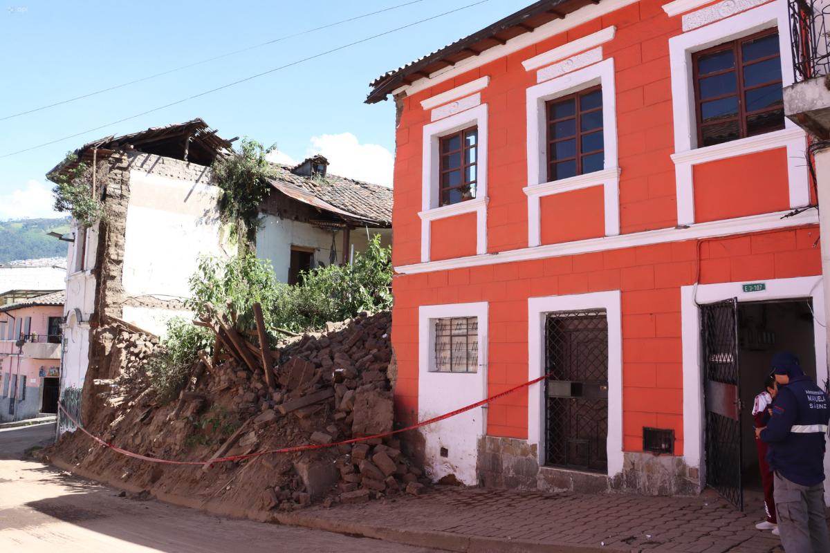 Casa patrimonial colapsó en las calles Chile y Pedro Calixto, en el Centro de Quito. Foto: Rolando Enríquez/ API