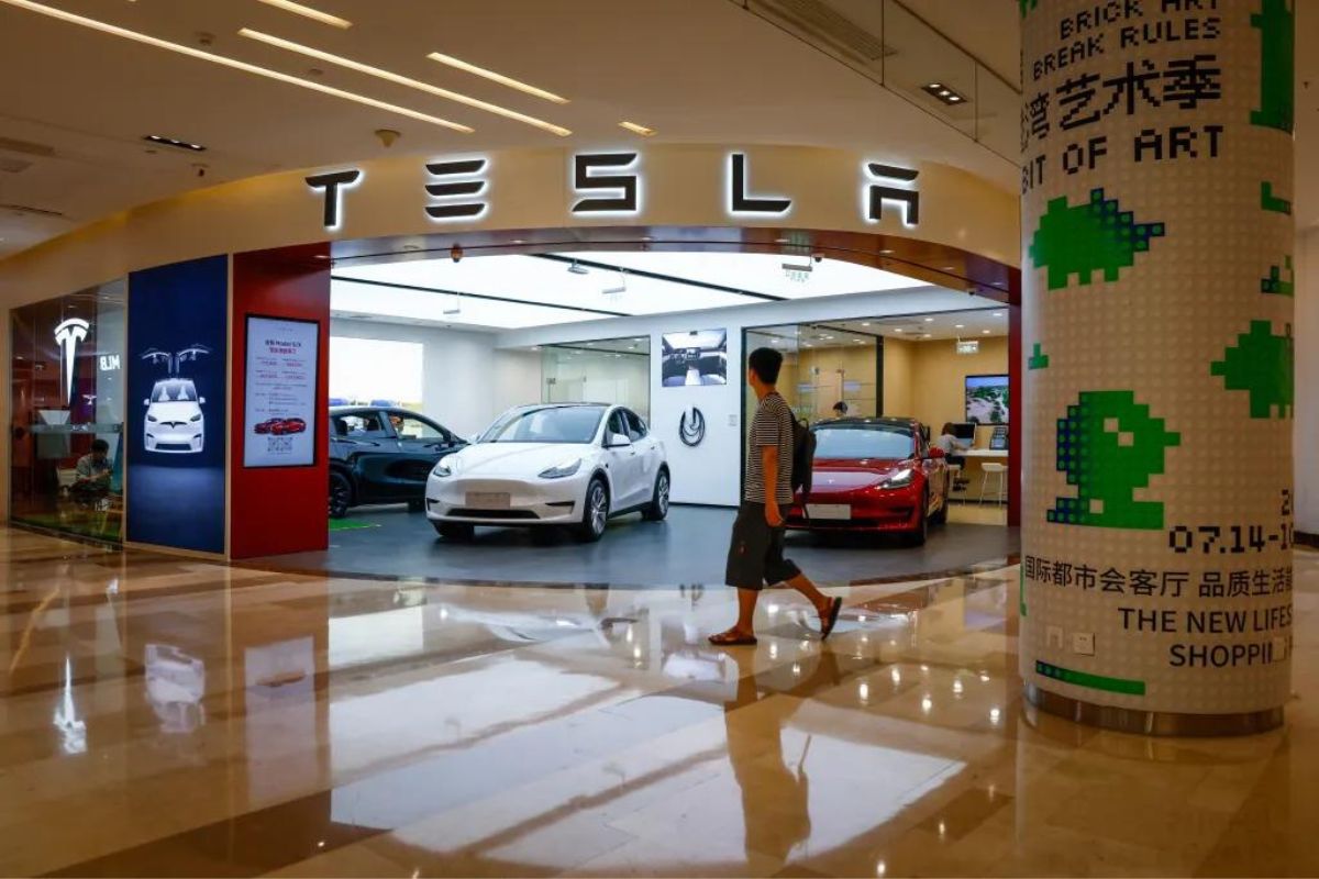 Sala de exposición de Tesla en Pekín, China. Foto: Mark R. Cristino/EFE
