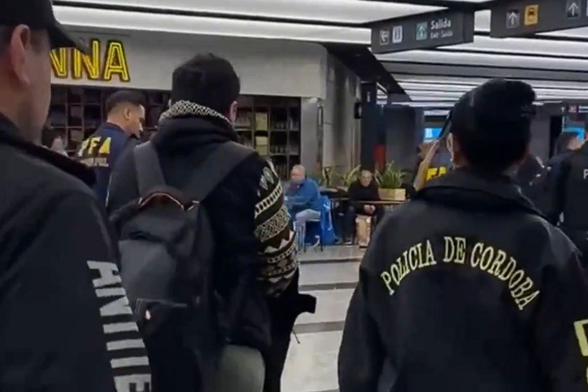Miembros de la Policía de Córdova, en Argentina, junto a los ciudadanos ecuatorianos expulsados. Foto: screenshot X