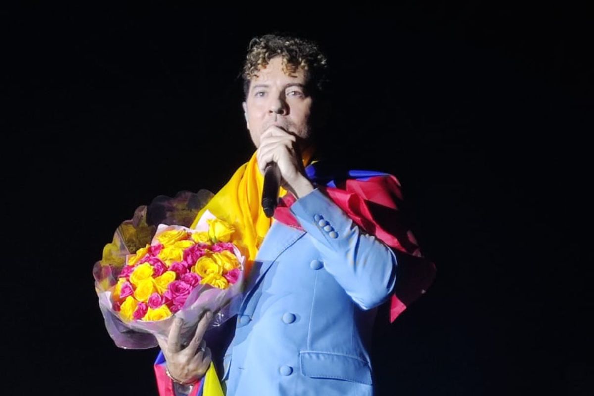 El cantante español recibe un ramo de flores de sus fans durante su concierto en Quito en mayo de 2024. Foto: Carolina Castillo