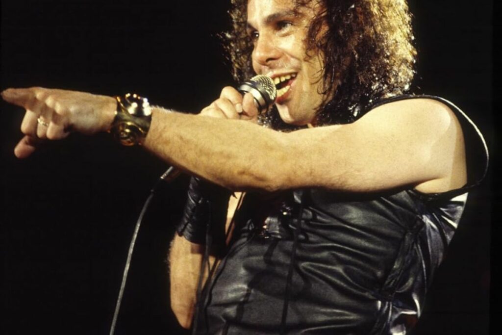 Ronnie James Dio, leyenda del rock y el metal, dejó un legado imborrable en la música, desde sus inicios en Rainbow hasta su época con Black Sabbath. Foto: IMDb.